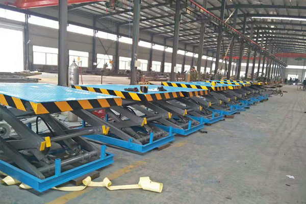 自行走升降機_固定登車橋_升降（jiàng）舞（wǔ）台_移動登車橋_裝卸平台（tái）_升降貨梯